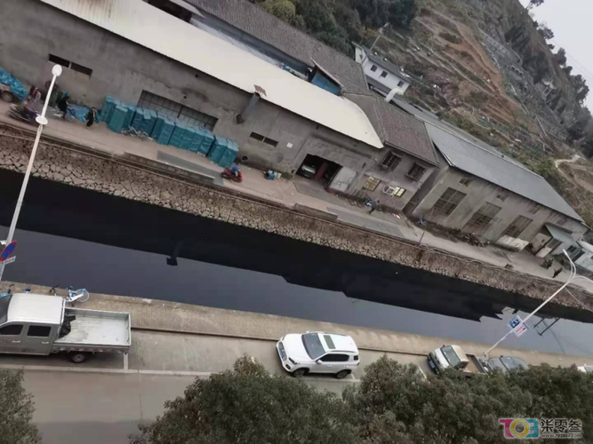 该路段地处工业区,附近各种工厂聚集,因此长久以来都存在河水污染的