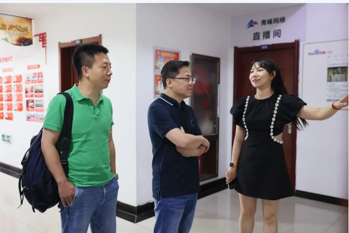 渠道销售发展部总经理丁灿彪先生携领导一行,莅临洛阳市青峰网络科技进行考察、指导工作